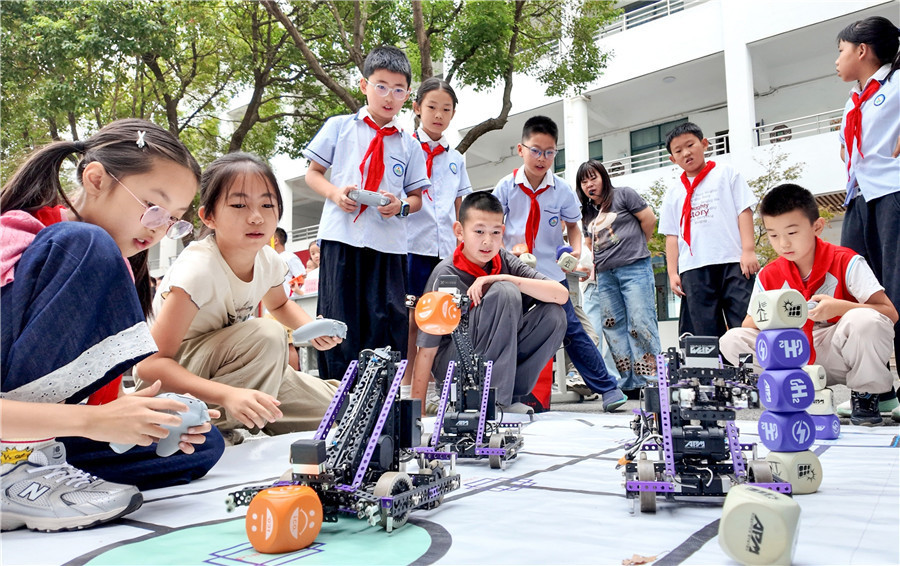 學生們在安徽省銅陵市義安區實驗小學首屆科技節機器人對戰項目中感受科技魅力。