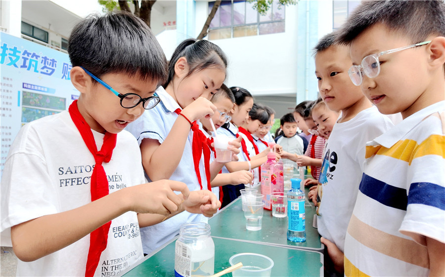 學生們在安徽省銅陵市義安區實驗小學首屆科技節趣味實驗項目中感受科技魅力。 