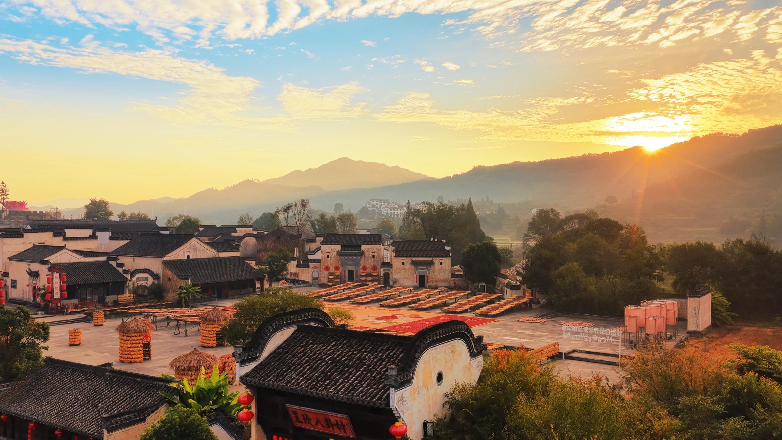 俯瞰徽州區呈坎古村晒秋盛景。