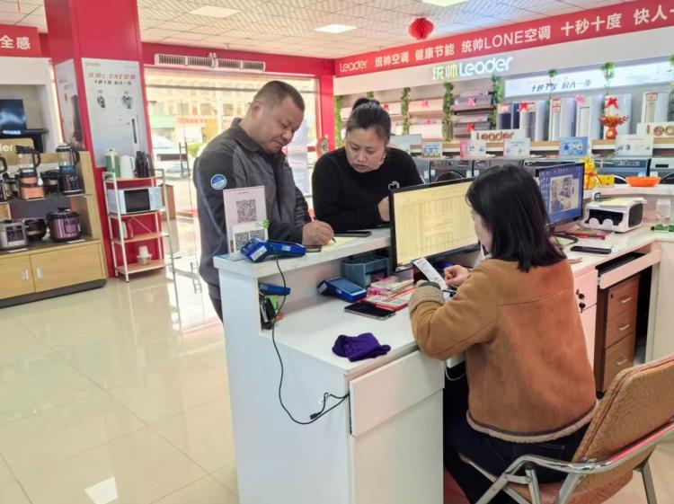以舊換新活動現場市民掃碼立減。