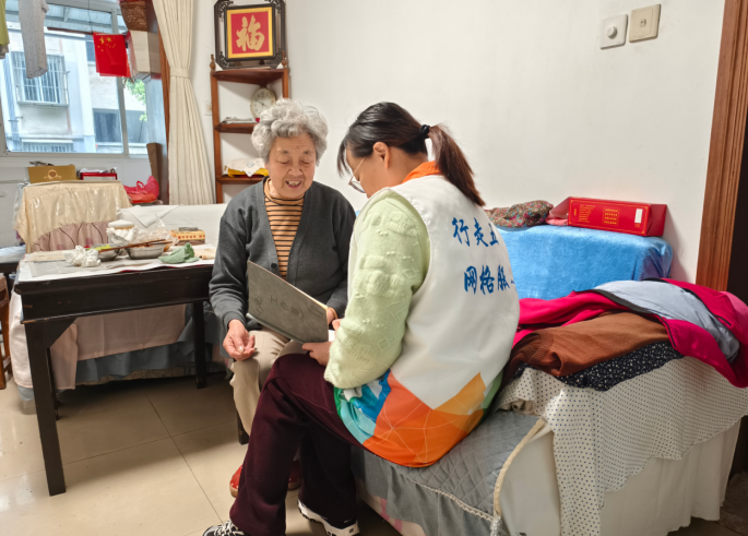 網格員上門走訪。資料圖