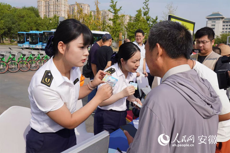市民正在購買輕軌惠民計次卡。人民網記者 陳若天攝