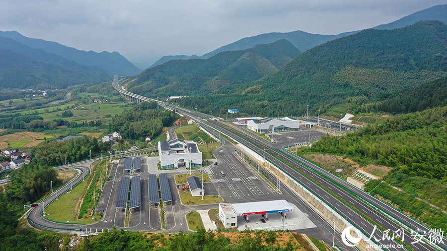 泾青高速正式通车。人民网记者 张俊摄