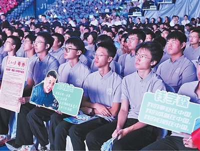 活動現場，中國科學技術大學師生認真觀看。