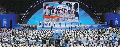 現場師生與官兵同唱《強軍戰歌》。    以上圖片均為主辦方提供