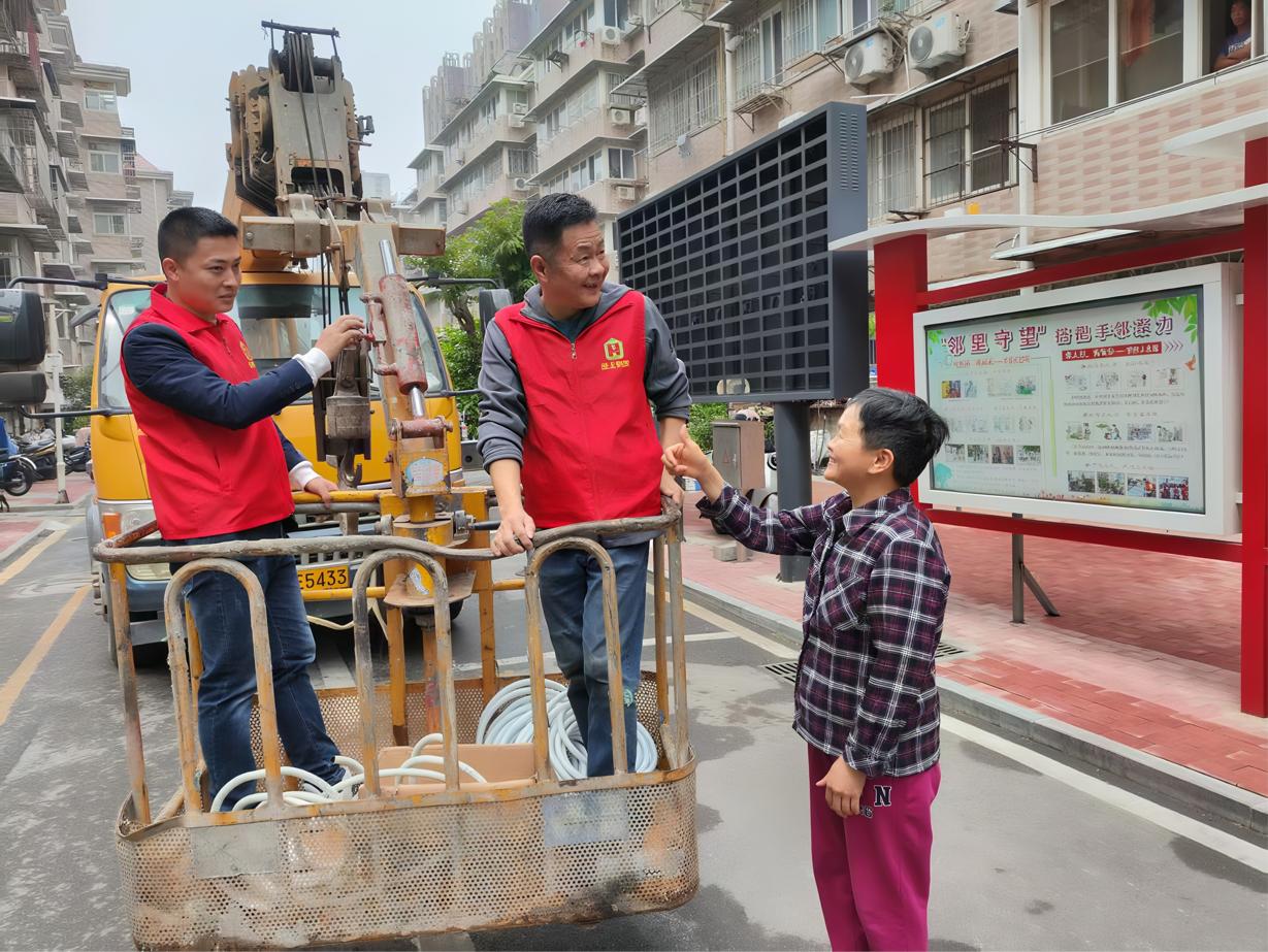 工作人员及时解决居民的问题。龙子湖区委宣传部供图