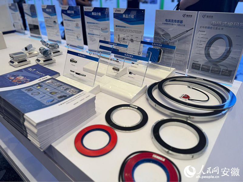 傳感器產品展示。人民網記者 呂歡歡攝