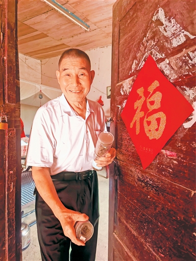 村民陈泽申的老宅被改造成农特产品超市，他售卖的商品物美价廉，受到各地游客的青睐，日子越过越红火。