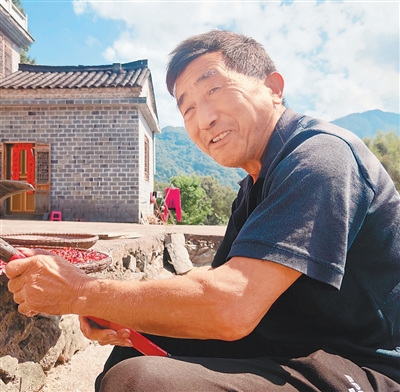 村民汪能贵开了“大湾土菜馆”，食材都是他自家产出的。