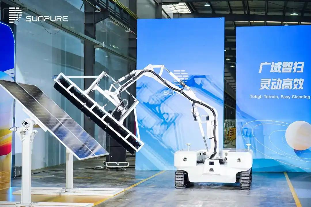 仁潔智能科技有限公司研發生產的智能清掃機器人。蜀山區委宣傳部供圖