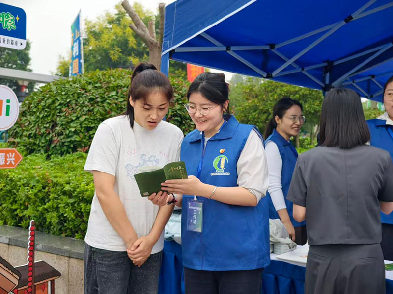 志願者為現場群眾講解統計宣傳資料。安徽省第四次全國農業普查領導小組辦公室供圖