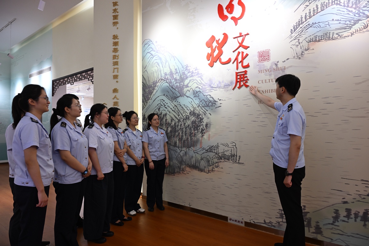 國家稅務總局明光市稅務局青年干部走進明稅文化展廳。牛濤攝