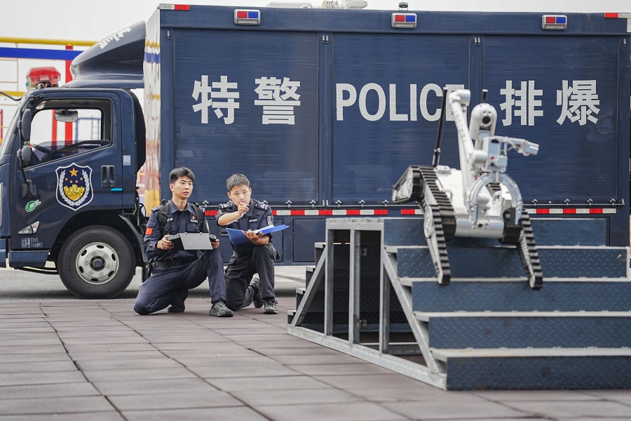 排爆队员开展排爆机器人越障训练。