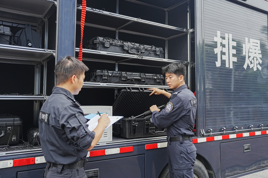 训练前，队员清点、整理装备。