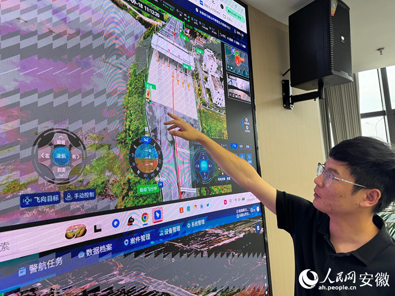 卓磊介绍“一网统飞”在交通领域的应用。人民网记者 胡雨松摄