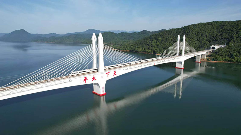 G8388次列車駛過池黃高鐵太平湖特大橋。上鐵集團供圖