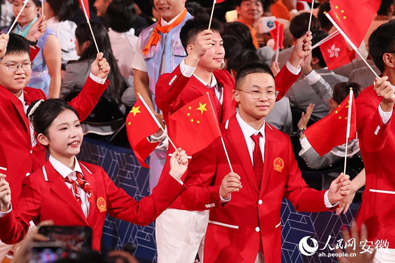 “徽匠”孙国泰（前排左二）亮相开幕式代表团入场仪式。人民网记者 王初摄