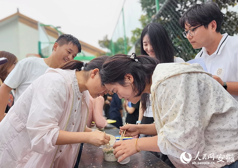 撿豆子。人民網記者 汪瑞華攝