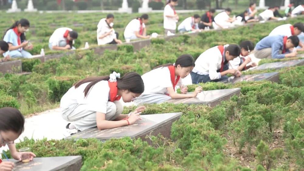 学生们认真描金。濉溪县委宣传部供图