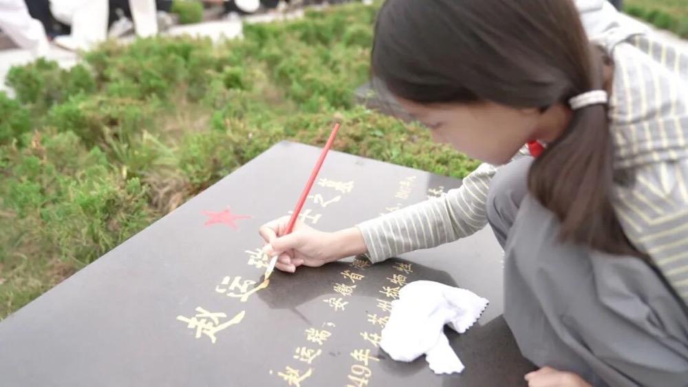 学生正认真描金。濉溪县委宣传部供图