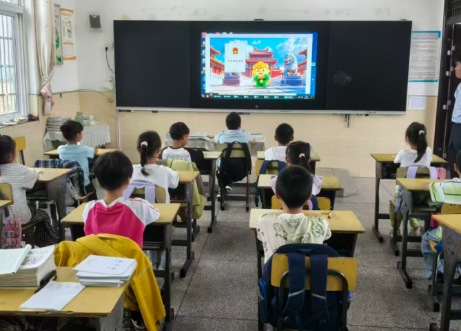 農行池州東至縣支行走進姜壩小學開展主題宣傳