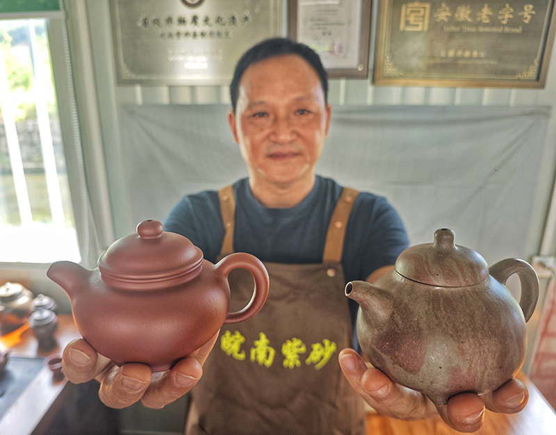 吳國榮和他的皖南紫砂壺。廣德市委宣傳部供圖