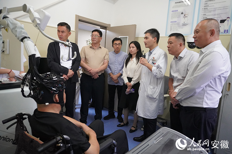 調研團在安徽省二院參觀腦機接口康復治療。人民網記者 周坤攝