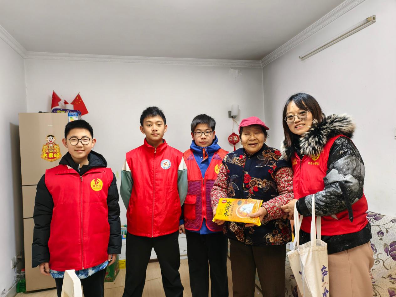 翠竹園社區為空巢老人送湯圓。合肥市民政局供圖