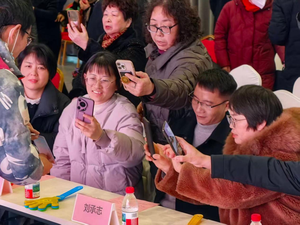 火車站社區公益文化節居民現場掃碼捐款。合肥市民政局供圖
