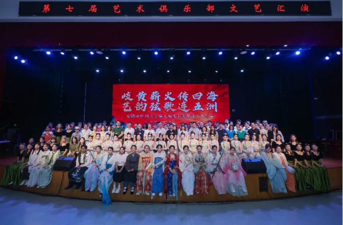 文艺汇演现场。