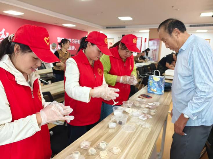 巧手做月饼。杜佳慧供图