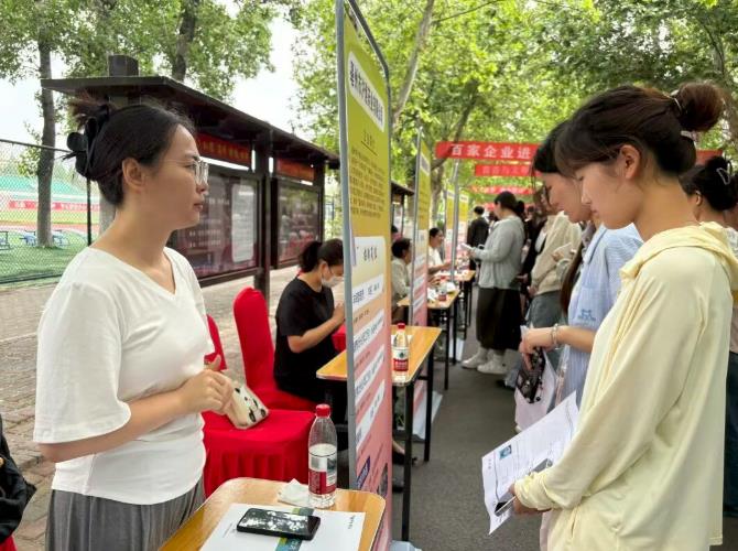 人社部门组织招聘会，走进亳州职业技术学院。