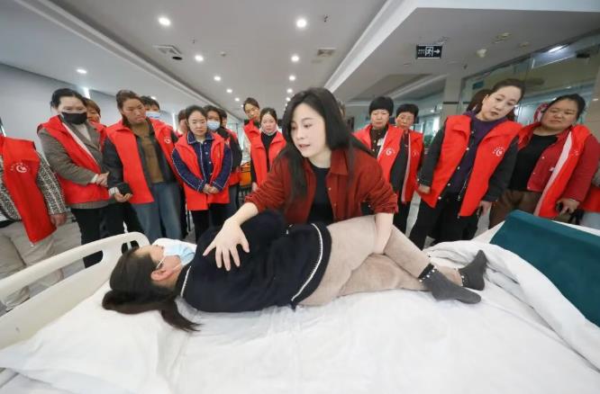 涡阳县一技能培训学校老师在教学员护理技能。