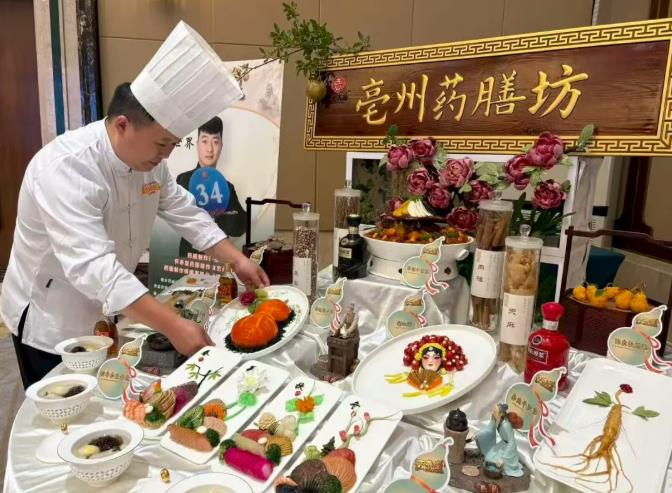 第十三届药膳技能大赛暨第六届“华佗杯”药膳大赛上，怀养堂展示亳州药膳。