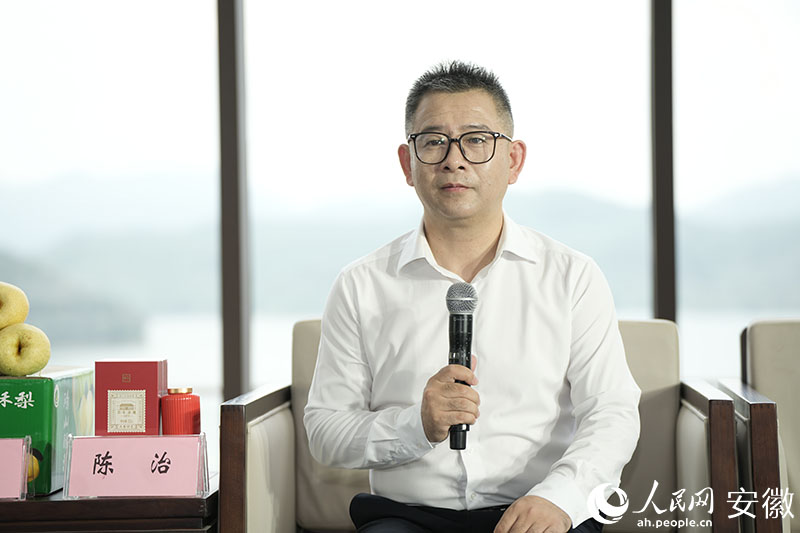 祁门红茶集团副总经理陈治推介祁门。人民网记者  王锐摄