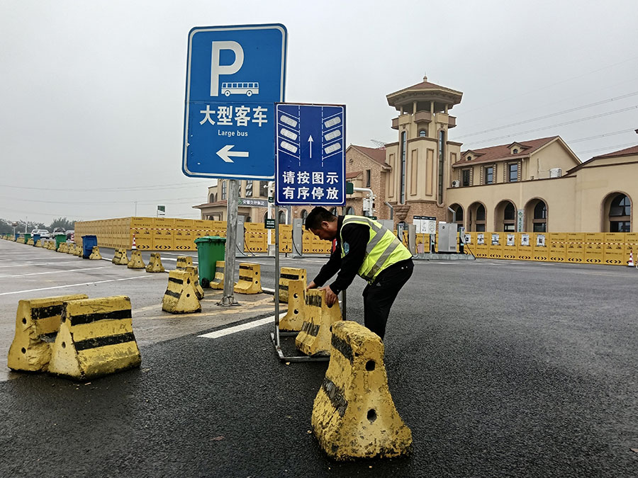 龍門寺服務區在節前擺放導視牌，引導司乘有序停放車輛。
