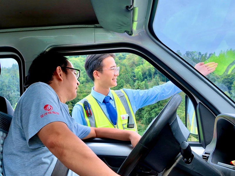 黃山中心柏溪站收費協管員趙玉曄在為司乘指引路線。安徽交控集團黃山管理中心供圖
