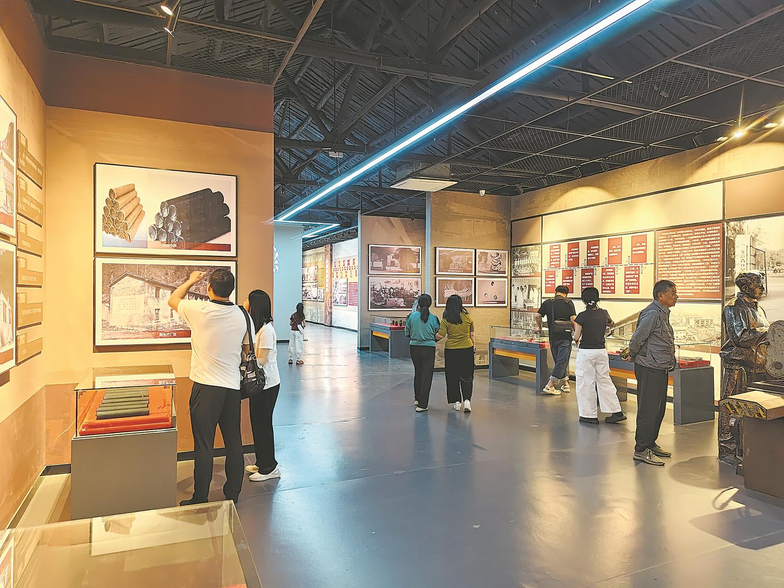 旅客在由原皖西机械厂旧址改建的军工博物馆内参观。通讯员 雷威 摄