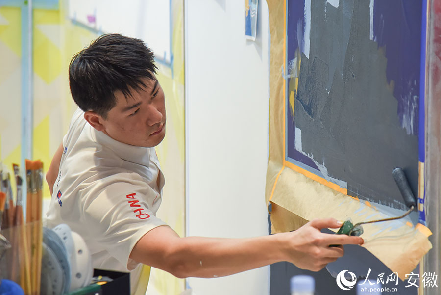 油漆与装饰参赛选手杨兆喜。人民网记者 李希蒙摄
