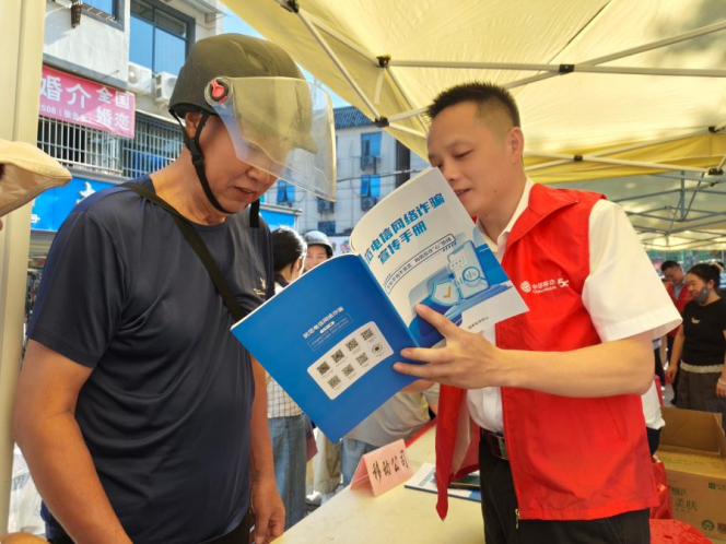 志願者在社區門口宣傳反詐知識