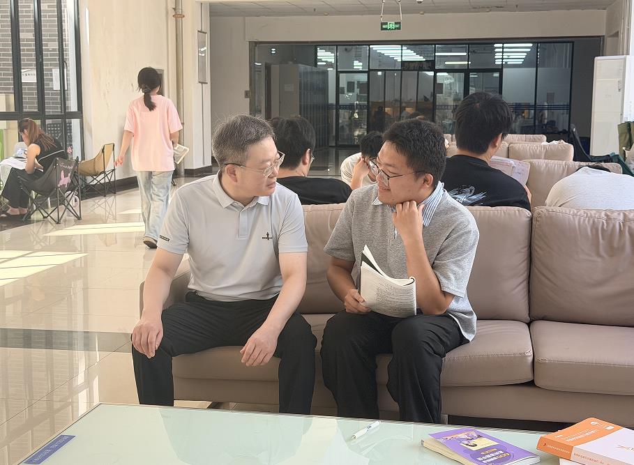 校党委副书记慰问考研学生。王宇摄