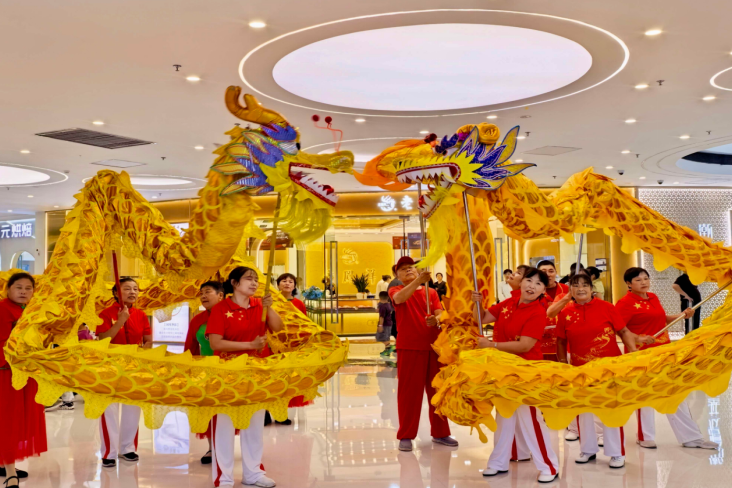 商场中秋热闹氛围。