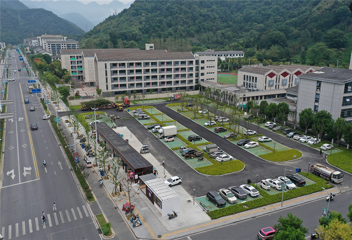 新建的停车场