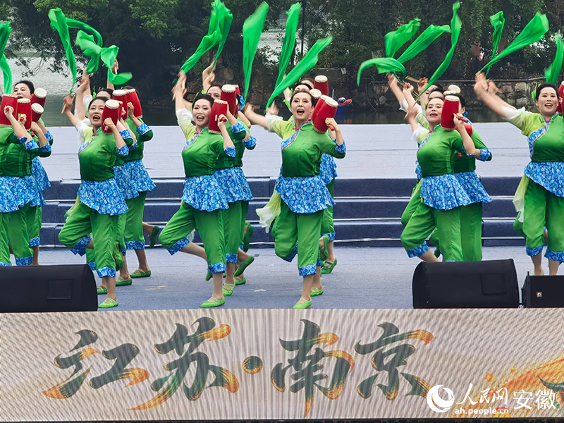 南京的《五月秧歌花鼓响》。人民网记者 汪瑞华摄