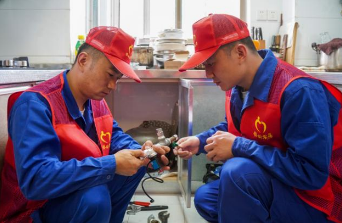 “銀齡安居”志願者為結對老人安裝聯網燃氣報警器。合燃華潤燃氣供圖