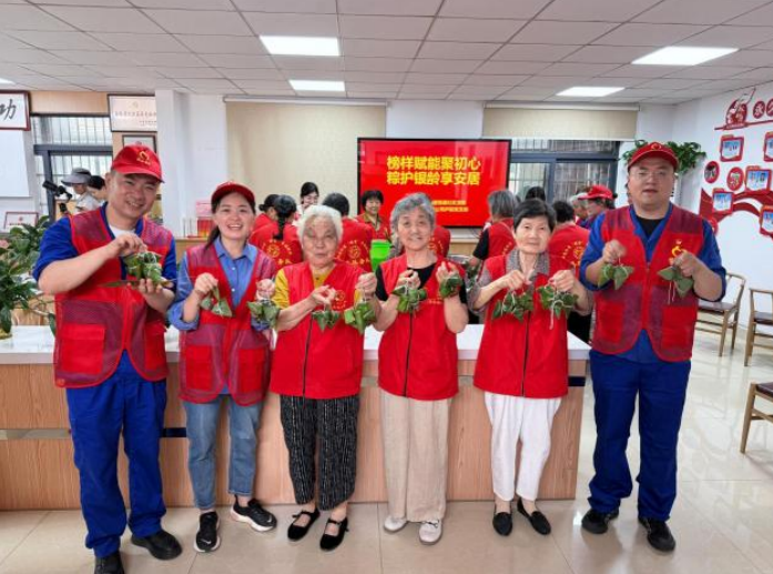 端午節前夕，“銀齡安居”志願者與老人一起包粽子。合燃華潤燃氣供圖