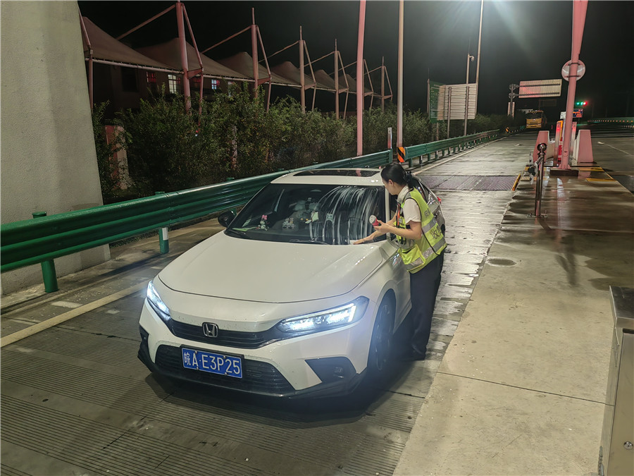 槐林站，夜间清理前挡玻璃。