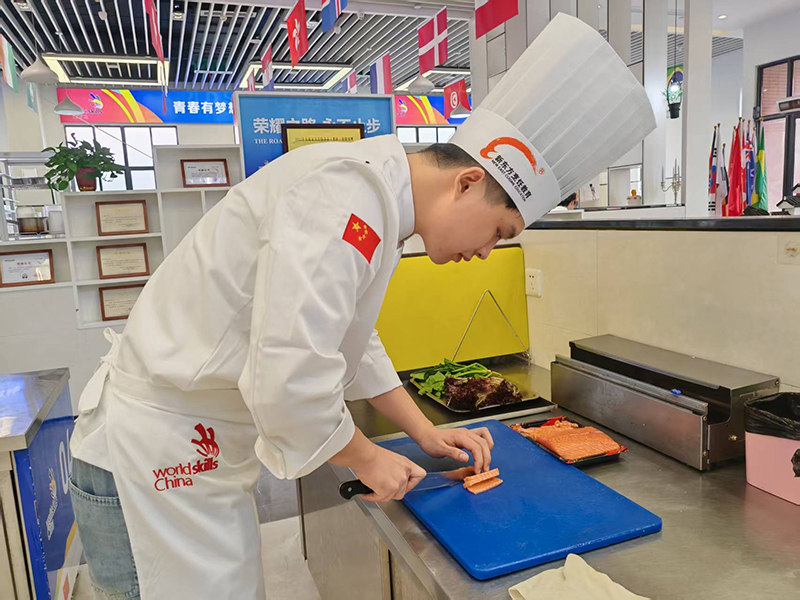 杨萧剑在安徽新东方烹饪高级技工学校世赛基地训练。人民网记者 丁纪摄