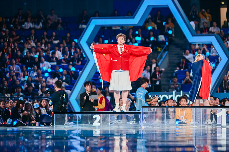 欧曼谛时尚美业教育李锌获第48届世界技能大赛美发项目银牌。中国东方教育集团供图