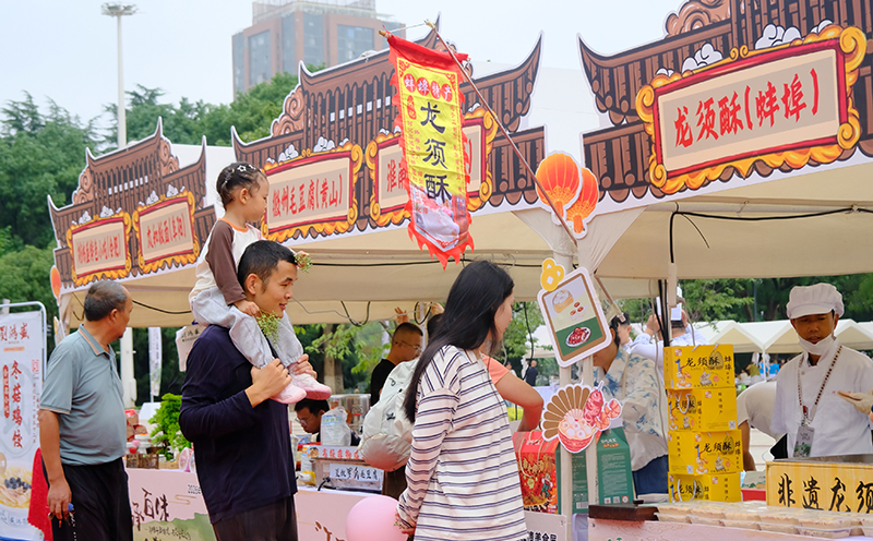 市民打卡非遗美食展。芜湖市文化馆供图